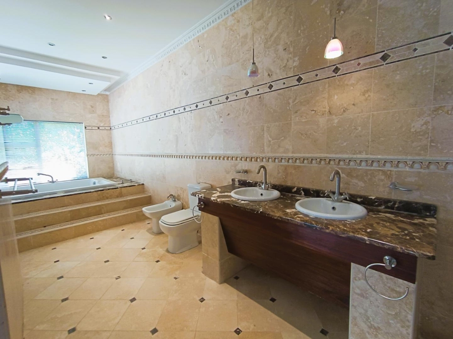 8 Bedroom Property for Sale in Waverley Free State